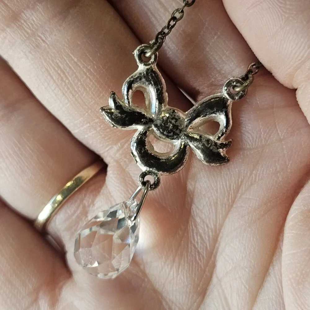 VTG Bow Pendant Necklace Teardrop Crystal Faceted Rhinestones 14‎ Inches Mod
